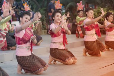 Bangkok Tayland-26 Ocak 2019: tanımlanamayan patenci kuzeydoğu geleneksel Tay katılımcılar dans katılın Bangkok şehir, Tayland Park'ta Lumpini 26 Ocak 2019 tarihinde Tayland turizm Festivali kutlamaları.