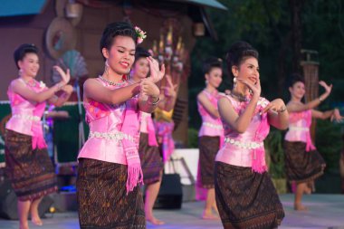 Bangkok Tayland-26 Ocak 2019: tanımlanamayan patenci kuzeydoğu geleneksel Tay katılımcılar dans katılın Bangkok şehir, Tayland Park'ta Lumpini 26 Ocak 2019 tarihinde Tayland turizm Festivali kutlamaları.