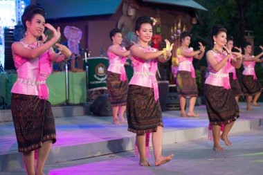 Bangkok Tayland-26 Ocak 2019: tanımlanamayan patenci kuzeydoğu geleneksel Tay katılımcılar dans katılın Bangkok şehir, Tayland Park'ta Lumpini 26 Ocak 2019 tarihinde Tayland turizm Festivali kutlamaları.