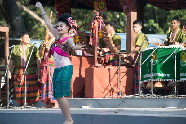 Tänzer ist Nordosten traditionellen thailändischen Tanz in Teilnehmer an der Feier des thailändischen Tourismus-Festival. — Stockfoto