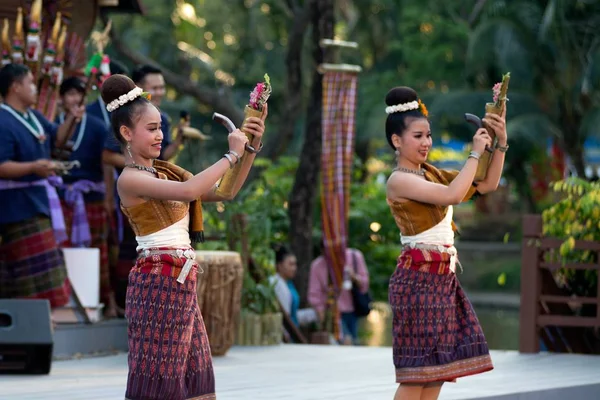 Dansare är nordöstra traditionell thailändsk dans i deltagarna ta del i firandet av Thailand turism Festival. — Stockfoto