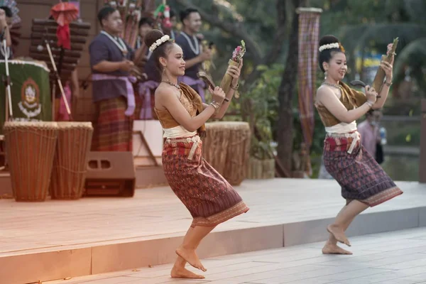 Danseuse est danseuse thaïlandaise traditionnelle du Nord-Est dans les participants prennent part à la célébration du Festival du tourisme en Thaïlande . — Photo