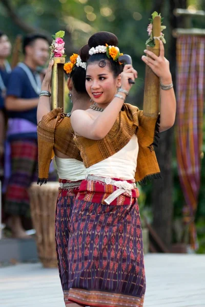 Bailarina del Noreste tradicional de Tailandia bailando en Participantes participan en la celebración del Festival de Turismo de Tailandia . —  Fotos de Stock