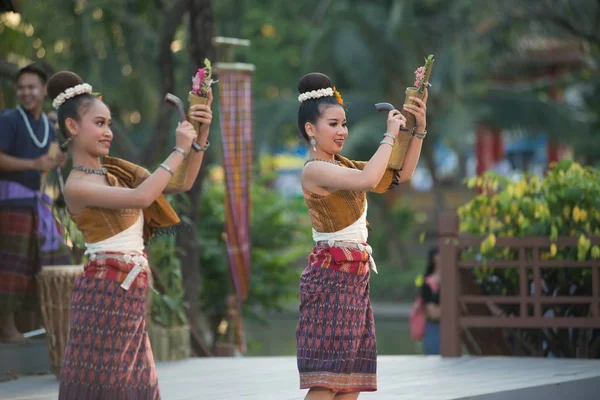 Bailarina del Noreste tradicional de Tailandia bailando en Participantes participan en la celebración del Festival de Turismo de Tailandia . — Foto de Stock