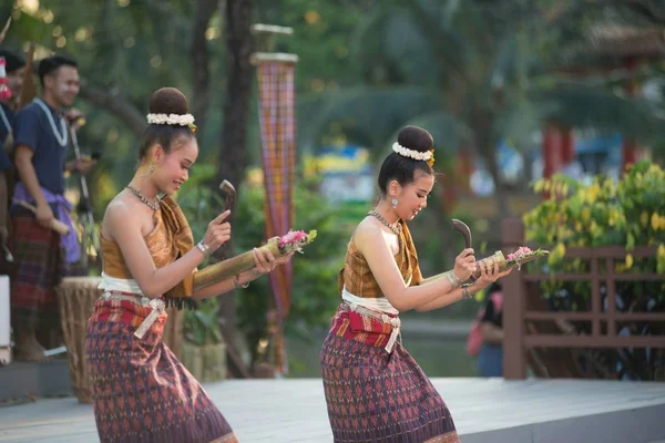 Dancer is Northeastern traditional Thai dancing in Participants take part in the celebration of Thailand tourism Festival. — Stock Photo, Image