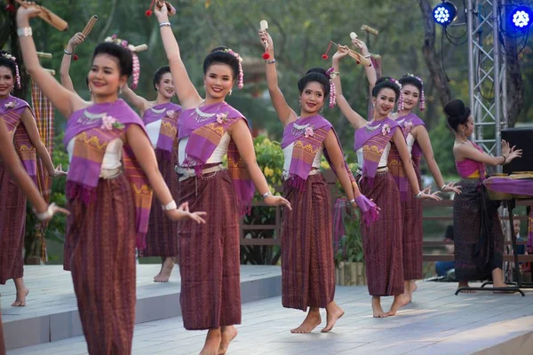 Tanečnice je severovýchodní tradiční thajské tance v účastníci se zúčastnit oslavy Thajsko cestovní ruch Festival. — Stock fotografie