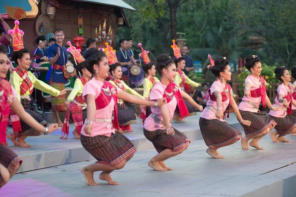 Bangkok Tayland-26 Ocak 2019: tanımlanamayan patenci kuzeydoğu geleneksel Tay katılımcılar dans katılın Bangkok şehir, Tayland Park'ta Lumpini 26 Ocak 2019 tarihinde Tayland turizm Festivali kutlamaları.