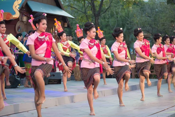 バンコク 2019 正体不明のダンサーの漁網が首都のバンコク ルンピニ公園で 2019 日にタイの観光祭の祭典の参加者参加で北東部伝統的なタイ ダンス — ストック写真