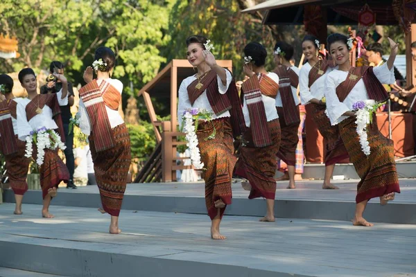 Dansatorul este dansul tradițional thailandez de nord-est la participanți — Fotografie, imagine de stoc