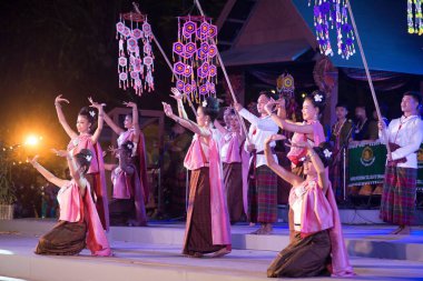 Bangkok Tayland - 25 Ocak 2019: Tanımlanamayan dansçı catcher tutun bir kuzeydoğu geleneksel Tay Tayland turizm Lumpini Park, Tayland Bangkok şehir Festivali kutlamaları katılımcılar alın kısmında içinde dans ediyor.