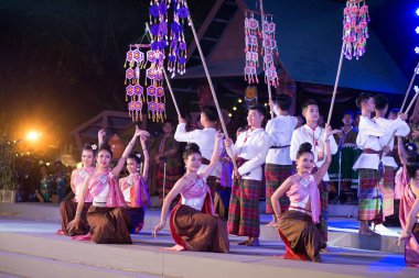 Bangkok Tayland - 25 Ocak 2019: Tanımlanamayan dansçı catcher tutun bir kuzeydoğu geleneksel Tay Tayland turizm Lumpini Park, Tayland Bangkok şehir Festivali kutlamaları katılımcılar alın kısmında içinde dans ediyor.