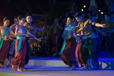 Bangkok Tayland - 24 Ocak 2019: Tanımlanamayan dansçı bir kuzeydoğu geleneksel Tay Tayland turizm Lumpini Park, orta Tayland Bangkok şehir Festivali kutlamaları katılımcılar alın kısmında dans dans etmek.