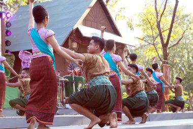 Bangkok Tayland - 24 Ocak 2019: Tanımlanamayan dansçı bir kuzeydoğu geleneksel Tay Tayland turizm Lumpini Park, orta Tayland Bangkok şehir Festivali kutlamaları katılımcılar alın kısmında dans dans etmek.