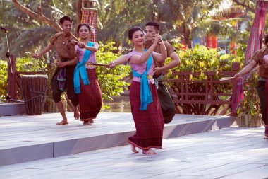  Kuzeydoğu geleneksel Tay Tayland turizm Festivali kutlamaları katılımcılar alın kısmında platformda dans açık Tay dansçı.. 