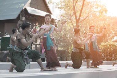  Kuzeydoğu geleneksel Tay Tayland turizm Festivali kutlamaları katılımcılar alın kısmında platformda dans açık Tay dansçı.. 