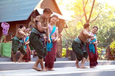 Bangkok Tayland - 25 Ocak 2019: Tanımlanamayan dansçı bir kuzeydoğu geleneksel Tay Tayland turizm Lumpini Park, Tayland Bangkok şehir Festivali kutlamaları katılımcılar alın kısmında dans dans etmek.