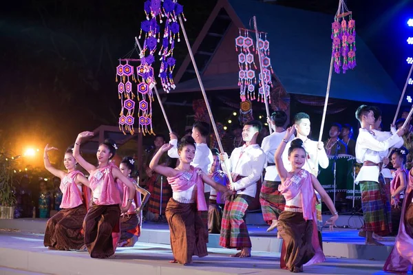 Outdoor Thai ballerino è nord-est tradizionale tailandese danza sulla piattaforma in I partecipanti prendono parte alla celebrazione della Thailandia turismo Festival . — Foto Stock