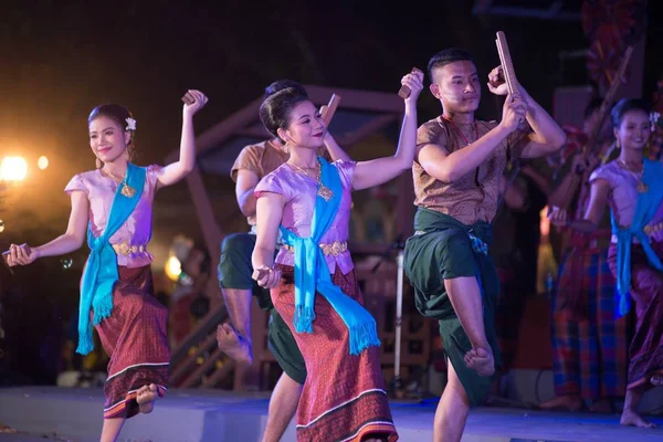 屋外のタイのダンサーは、タイ観光祭のお祝いに参加者の参加のプラットフォーム上北東部伝統的なタイの踊り. — ストック写真