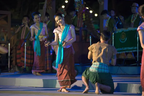 Bangkok Tayland Ocak 2019 Tanımlanamayan Dansçı Bir Kuzeydoğu Geleneksel Tay — Stok fotoğraf