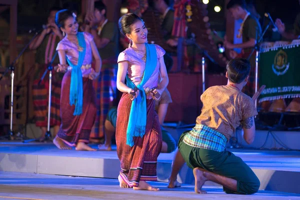 バンコク 2019 正体不明のダンサーはダンス 北東部伝統的なタイ タイ観光ルンピニ公園 中央のタイのバンコク首都祭の祭典の参加者参加で — ストック写真