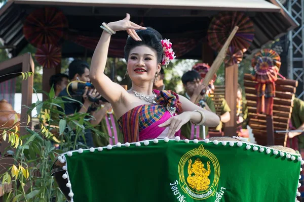 Bailarina tailandesa al aire libre es el noreste tradicional danza tailandesa en la plataforma en Participantes participan en la celebración del Festival de turismo de Tailandia . — Foto de Stock
