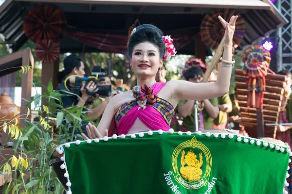 Outdoor Thai dancer is Northeastern traditional Thai dancing on platform in Participants take part in the celebration of Thailand tourism Festival. — Stock Photo, Image