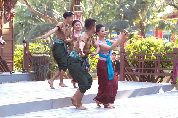 Dançarina tailandesa ao ar livre é nordeste tradicional dança tailandesa na plataforma em Participantes participar da celebração do Festival de turismo Tailândia . — Fotografia de Stock