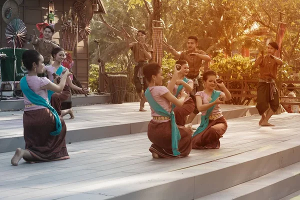 Danseuse thaïlandaise en plein air est danseuse thaïlandaise traditionnelle du Nord-Est sur la plate-forme dans Les participants prennent part à la célébration du Festival du tourisme en Thaïlande . — Photo