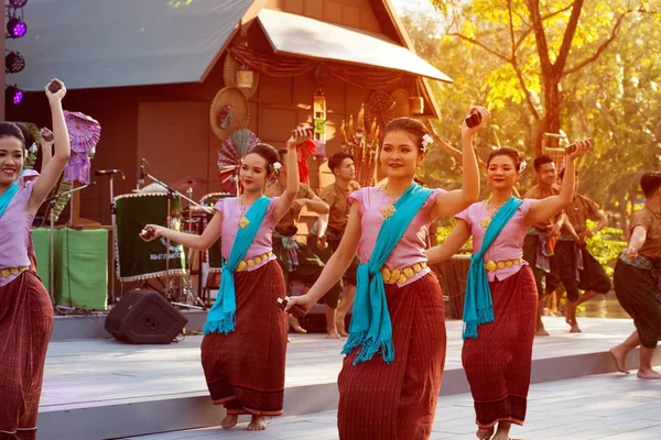 Bailarina tailandesa al aire libre es el noreste tradicional danza tailandesa en la plataforma en Participantes participan en la celebración del Festival de turismo de Tailandia . — Foto de Stock