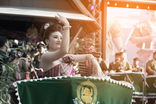 Utomhus thailändsk dansare är nordöstra traditionell thailändsk dans på plattform i deltagarna ta del i firandet av Thailand turism Festival. — Stockfoto