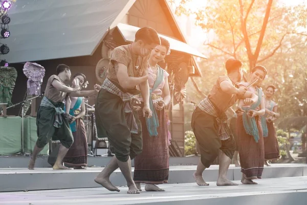 Dançarina tailandesa ao ar livre é nordeste tradicional dança tailandesa na plataforma em Participantes participar da celebração do Festival de turismo Tailândia . — Fotografia de Stock