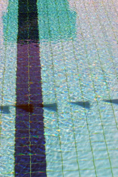 Νερό κυματισμός στην πισίνα με αντανάκλαση στον ήλιο. — Φωτογραφία Αρχείου