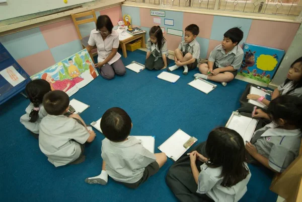 Jonge kinderen student studie in klas. — Stockfoto