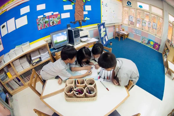 Jovens crianças estudante estudar em sala de aula . — Fotografia de Stock