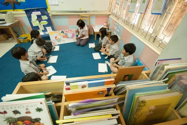 Schüler lernen im Klassenzimmer. — Stockfoto