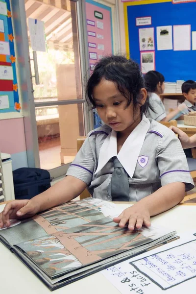 Schüler lernen im Klassenzimmer. — Stockfoto