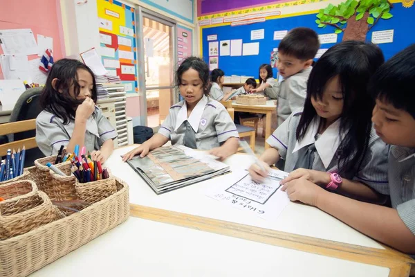 Giovani studenti studiano in classe . — Foto Stock