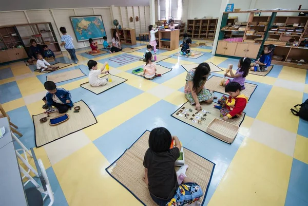 Viele kleine Kinder verstehen den Einsatz von Fertigkeiten im Klassenzimmer — Stockfoto