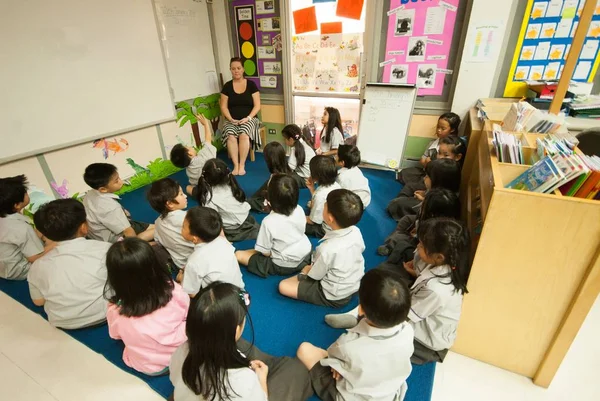 Viele kleine Kinder verstehen den Einsatz von Fertigkeiten im Klassenzimmer — Stockfoto