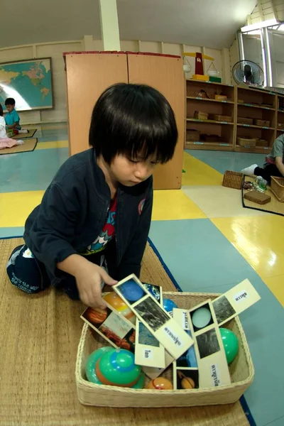Muchos niños pequeños entienden el uso de habilidades en el aula — Foto de Stock