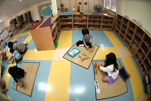 Viele kleine Kinder verstehen den Einsatz von Fertigkeiten im Klassenzimmer — Stockfoto