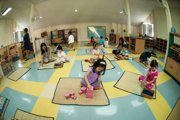 Muchos niños pequeños entienden el uso de habilidades en el aula — Foto de Stock