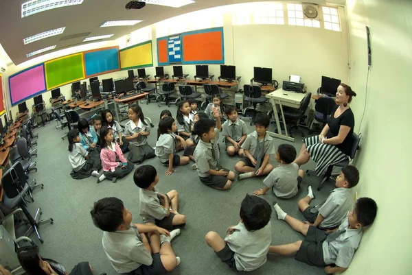 Viele kleine Kinder verstehen den Einsatz von Fertigkeiten im Klassenzimmer — Stockfoto