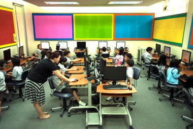 Sınıf İlköğretim at bilgisayar kullanmak için öğrenme Asya çocuk.