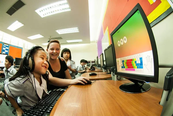 Asiatico bambino learning a uso computer a elementare in classe . — Foto Stock