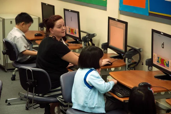 Asiatico bambino learning a uso computer a elementare in classe . — Foto Stock