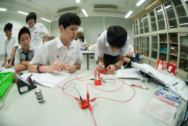 Bangkok, Tayland-30 Mart 2009: Asya İlköğretim öğrencileri tanımlanamayan Grup, eğitim elektrik becerileri hakkında öğreniyoruz, Bangkok şehir, Tayland Orta Ayıay Silpa okul.