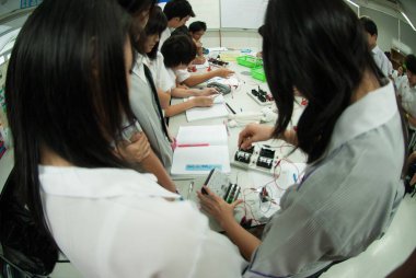 Bangkok, Tayland-30 Mart 2009: Asya İlköğretim öğrencileri tanımlanamayan Grup, eğitim elektrik becerileri hakkında öğreniyoruz, Bangkok şehir, Tayland Orta Ayıay Silpa okul.
