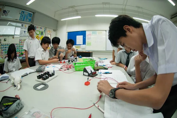 Bangkok Thailand März 2009 Unbekannte Gruppe Asiatischer Grundschüler Lernen Klassenzimmer — Stockfoto