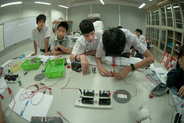 Bangkok Thailand März 2009 Unbekannte Gruppe Asiatischer Grundschüler Lernen Klassenzimmer — Stockfoto